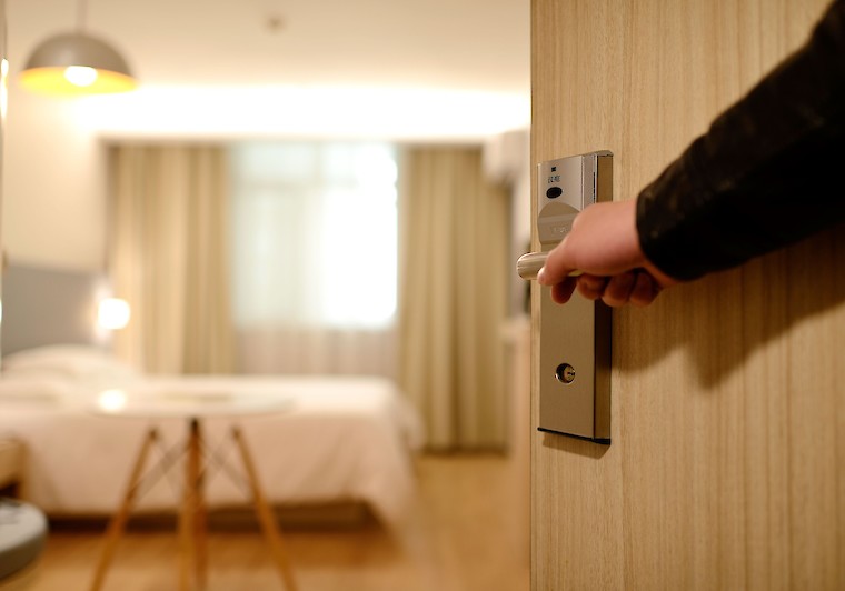 how do hotel room key cards work